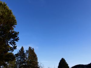 Hochdruckrandlage mit blauem Himmel