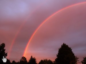 rötlicher Regenbogen im Jahr 2024